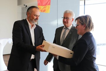 Landeshauptmann Hans Peter Doskozil überreichte, im Beisein des Bürgermeisters der Gemeinde Weiden am See Wilhelm Schwartz, der sächsischen Staatsministerin Barbara Klepsch (v. l. n. r.) als landestypisches Präsent Erzeugnisse einer heimischen Blaudruckerei.