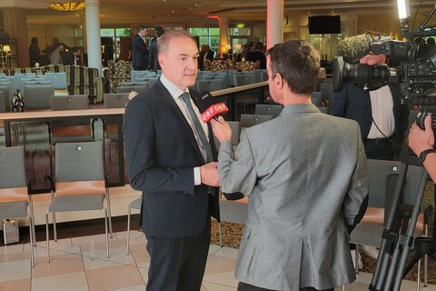 Landesrat Leonhard Schneemann beim ORF-Interview.