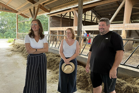 Landeshauptmann-Stellvertreterin Anja Haider-Wallner und Referentin Isabella Auberger mit Franz Grötschl.