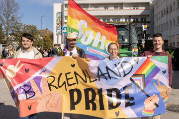 Die Teilnehmerinnen und Teilnehmer der 3. Burgenland Pride setzten in Mattersburg ein Zeichen für Toleranz, Vielfalt und Gleichberechtigung.