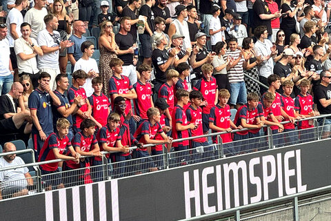 Die U15-Mannschaft der Fußballakademie Burgenland beim ersten Meisterschaftsspiel des Kooperationspartners und amtierenden Fußballmeisters Puntigamer Sturm Graz.