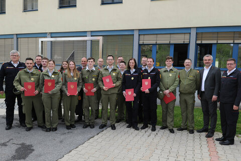 Landesrat Heinrich Dorner mit Feuerwehrmitgliedern, die das Feuerwehrleistungsabzeichen in Gold erfolgreich absolvierten.