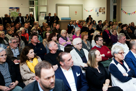 Zahlreiche interessierte Bürger*innen waren gekommen, um sich über das regionale Pflegestützpunktsystem zu informieren.