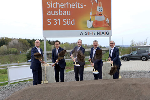 Verkehrslandesrat Heinrich dorner beim Spatenstich zum Sicherheitsausbau der Schnellstrasse  S 31 Süd
