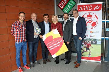 Landesrat Christian Illedits (3.v.l.) und Landesrätin Daniela Winkler (3.v.r.) mit Joachim Steiner (BHAK Stegersbach), BFV-Geschäftsführer Karl Schmidt, Direktor Chris Wagner (BHAK Stegersbach) und ASKÖ-Präsident Alfred Kollar.