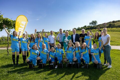 Bildungslandesrätin Daniela Winkler mit der Mädchenmannschaft des FC HILL JOIS.