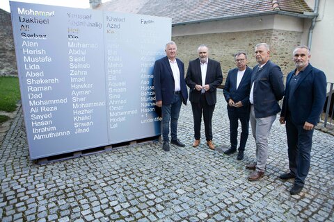 Der ehemalige LKA-Leiter Oberst Ernst Schuh mit Landeshauptmann Hans Peter Doskozil, Burgkoordinator Norbert Darabos, Christian Rosenich vom Landeskriminalamt Burgenland und Bürgermeister Markus Szelinger bei der Memory Box auf der Friedensburg Schlaining