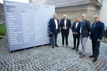 Der ehemalige LKA-Leiter Oberst Ernst Schuh mit Landeshauptmann Hans Peter Doskozil, Burgkoordinator Norbert Darabos, Christian Rosenich vom Landeskriminalamt Burgenland und Bürgermeister Markus Szelinger bei der Memory Box auf der Friedensburg Schlaining