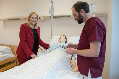 Landesrätin Daniela Winkler bei einem Rundgang durch die neu eröffneten Räumlichkeiten der Schule für Gesundheits- und Krankenpflege in Eisenstadt.
