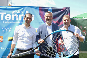 Sport-Landesrat Heinrich Dorner (Mitte) mit Organisator Günter Kurz (r.) sowie Vorstandsvorsitzender der Burgenland Energie, Sponsoren-Vertreter vor Ort und Präsident des Burgenländischen Verbandes von Special Olympics (l.).