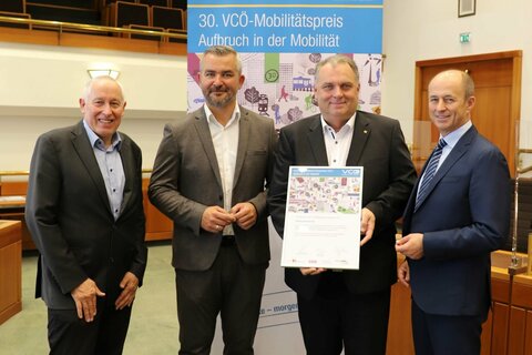 Das ausgezeichnete Projekt „Südburgenland Bus“, (v.l.n.r.): VCÖ-Geschäftsführer Dr. Willi Novak, Landesrat Mag. Heinrich Dorner, Verkehrsbetriebe Burgenland GmbH-Geschäftsführer Wolfgang Werderits und ÖBB-Postbus Regionalmanager Hubert Kuzdas;
