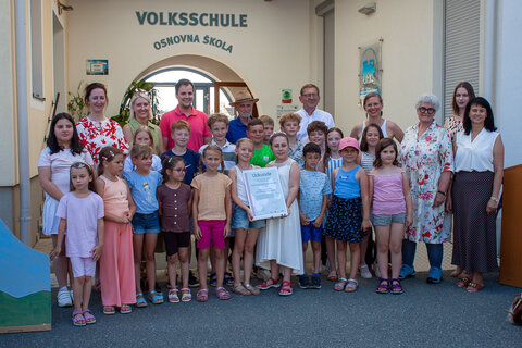 Landeshauptmann-Stellvertreterin Anja Haider-Wallner gratulierte der Volksschule Weiden bei Rechnitz zur Zertifizierung zur „Naturpark-Schule