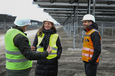 Landeshauptmann-Stellvertreterin Anja Haider-Wallner beim Besuch des Agri-PV-Wind-Parks in Tadten/Wallern mit Stephan Sharma, CEO der Burgenland Energie, und DI Matthias Grün, Vorsitzender des Vorstandes Esterhazy Betriebe AG