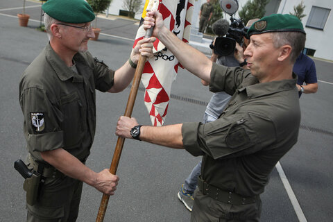 Bataillonkommandant, Oberst Christian Luipersbeck (r.) übernahm das Kommando offiziell von Brigadier Mag. Christian Habersatter (l.).