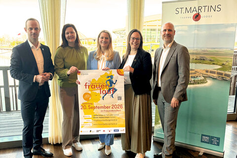Landesrätin Mag.a (FH) Daniela Winkler freut sich gemeinsam mit dem Team der St. Martins Therme und Lodge, Geschäftsführer Martin Adelwöhrer und den Resident Managerinnen Elke Schmelzer und Daniela Fritz, sowie Bürgermeister Mag. Hannes Schmid auf den 13. Burgenländischen Frauenlauf, der zum dritten Mal in Frauenkirchen stattfindet. Foto Büro Winkler