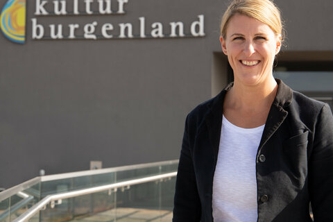 Barbara Weisseisen-Halwax vor Kultur Burgenland Gebäude