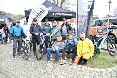 Hannes Stampf (Ortsvorsteher Rattersdorf), Landesrat Heinrich Dorner, Klaus Minarik (Bike-Aussteller, Fa. Velothek), Bürgermeister Lutzmannsburg Roman Kainrath, Harry Klein (Gast), Burgenland Tourismus-Geschäftsführer Didi Tunkel, Lockenhaus Bürgermeister Michael Kefeder und Gemeinderat Oliver Weber beim Anradeln in Lockenhaus.