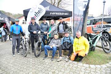Hannes Stampf (Ortsvorsteher Rattersdorf), Landesrat Heinrich Dorner, Klaus Minarik (Bike-Aussteller, Fa. Velothek), Bürgermeister Lutzmannsburg Roman Kainrath, Harry Klein (Gast), Burgenland Tourismus-Geschäftsführer Didi Tunkel, Lockenhaus Bürgermeister Michael Kefeder und Gemeinderat Oliver Weber beim Anradeln in Lockenhaus.