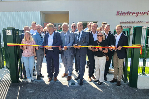 Landesrat Dr. Leonhard Schneemann, Bürgermeister Wilfried Bruckner, Bildungsdirektor HR OSR Alfred Lehner, BEd MA und Bezirkshauptmann WHR Mag. Peter Bubik bei der Eröffnung des neuen Kindergartens mit Kinderkrippe in Riedlingsdorf.