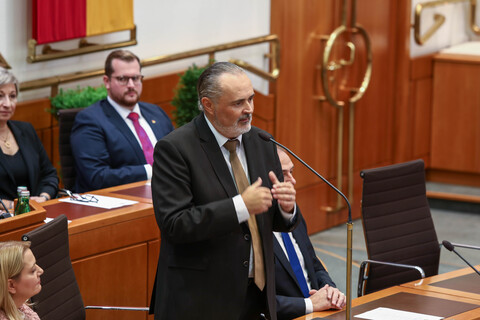 Landeshauptmann Hans Peter Doskozil spricht in der Festsitzung des Burgenländischen Landtages zum Thema „100 Jahre Landeshauptstadt Eisenstadt“