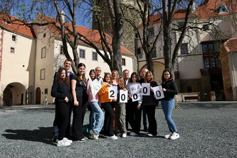 Moritz Ehrmann (Director Austrian Centre for Peace), Christian Reumann (Kinder- und Jugendanwalt und Mitbegründer des Projektes), Bildungslandesrätin Daniela Winkler, Burgkoordinator Norbert Darabos und Friedenspädagogin Ursula Gamauf-Eberhardt mit den Schüler*innen.