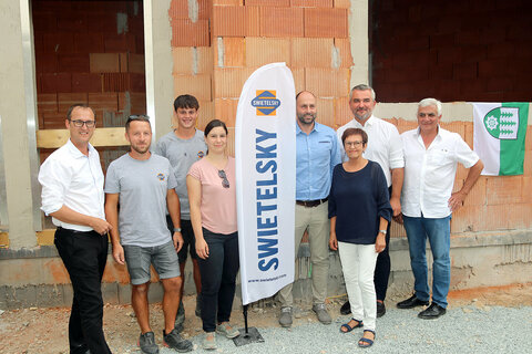 Landesrat Mag. Heinrich Dorner (2. v.r.), Bürgermeister Ing. Andreas Gradwohl (1.v.l.), die Gemeindevorstände Anton Kollerits (1.v.r.) und Ingeborg Pehm (3.v.r.) mit DI Melanie Piskernik (Projektentwicklung Burgenland, PIB, 4.v.l.) Jürgen Bischof (Bauleiter Firma Swietelsky, 4.v.r.) und Mitarbeitern der Baufirma Swietelsky.