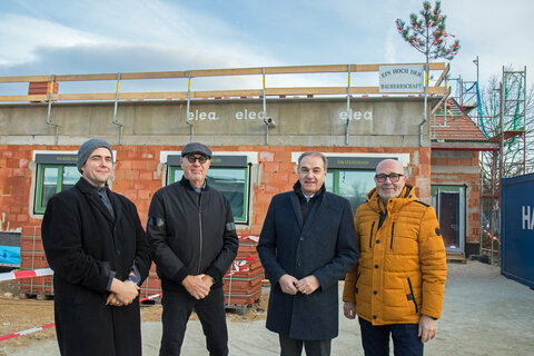 SOWO-Projektleiter Bmstr. Ing, Stefan Maurovits, Architekt Mag. Johann Schandl, Landesrat Dr. Leonhard Schneemann und Müllendorfs Bürgermeister Werner Huf bei der Gleichenfeier für den Pflegestützpunkt Müllendorf.