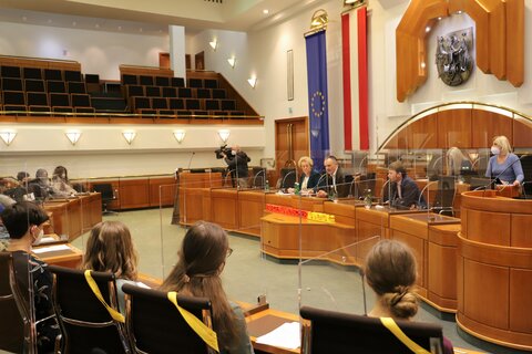 Beim heutigen „Jugend im Landtag“ standen Landtagspräsidentin Verena Dunst und Landeshauptmann Hans Peter Doskozil Schülerinnen und Schülern heute Rede und Antwort, zuvor informierte Jonathan Dorner über seinen Auslandsdienst (auf der Regierungsbank, 1. Reihe v.l.n.r.).