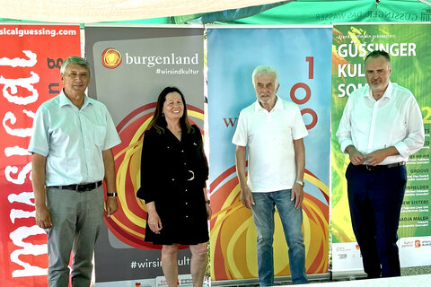 Landeshauptmann Hans Peter Doskozil (r.) mit Güssings Bürgermeister Vinzenz Knor, Musical-Güssing-Intendantin Marianne Resetarits und Kultur-Sommer-Intendant Frank Hoffmann (v.l.n.r.).