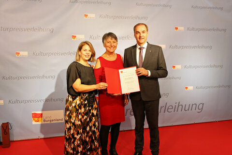 Mag.a Claudia Priber und Landesrat Dr. Leonhard Schneemann überreichten Prof.in Mag.a Ulrike Truger die Auszeichnung.