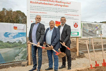 Landesrat Mag. Heinrich Dorner (r.) mit Bürgermeister Wilfried Bruckner (Mitte) und Referatsleiter WHR DI Wolfgang Wukovits (Land Burgenland, Gruppe 4, Abteilung 5 - Baudirektion, Hauptreferat Wasserwirtschaft - Referat Wasser, Bau- und Umwelttechnik Außenstelle Süd) (v.l.) beim Spatenstich für das neue Rückhaltebecken in Riedlingsdorf.