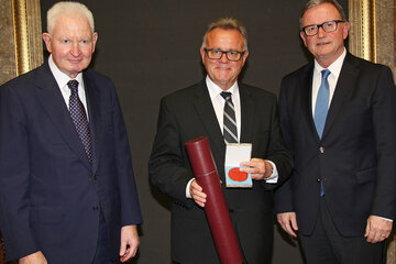 Helmut Sohmen, Ehrenpräsident der Österreichisch-Chinesischen Gesellschaft und der 2. Nationalratspräsident Karlheinz Kopf verliehen Landeshauptmann Niessl die „Rosthorn-Medaille 2017“ für Verdienste um die Österreichisch-Chinesischen Beziehungen