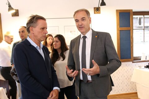 Landesrat Leonhard Schneemann beim offiziellen Empfang des Austrian Leadership Programms (ALPS) im Gespräch mit einem Vertreter des österreichischen Außenministeriums.