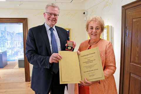 Bayreuths Oberbürgermeister Thomas Ebersberger überreichte LTPräs.in a.D. Verena Dunst die Bayreuth Medaille in Gold