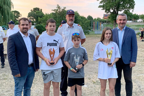 Landesrat Heinrich Dorner, Landesfeuerwehrkommandant LBD Ing. Franz Kropf und Bgm. LAbg. Kilian Brandstätter mit TeilnehmerInnen bei der Eröffnung des Feuerwehrjugendlager Gols