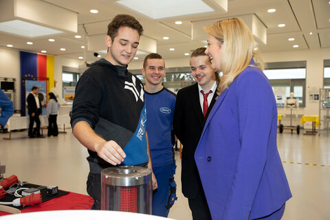 Bildungslandesrätin Daniela Winkler im Gespräch mit den Schülern der HTL Eisenstadt am Tag der offenen Türen