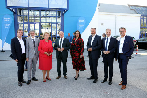 Nationalrat Mag. Christian Drobits, Inform-Geschäftsführer Markus Tuider, Landtagspräsidentin Verena Dunst, Oberwarts Bürgermeister Georg Rosner, Landeshauptmann-Stv.in Mag.a Astrid Eisenkopf, Landeshauptmann Hans Peter Doskozil, Landesrat Dr. Leonhard Schneemann und OSG-Direktor und ASKÖ-Präsident Dr. Alfred Kollar