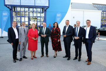 Nationalrat Mag. Christian Drobits, Inform-Geschäftsführer Markus Tuider, Landtagspräsidentin Verena Dunst, Oberwarts Bürgermeister Georg Rosner, Landeshauptmann-Stv.in Mag.a Astrid Eisenkopf, Landeshauptmann Hans Peter Doskozil, Landesrat Dr. Leonhard Schneemann und OSG-Direktor und ASKÖ-Präsident Dr. Alfred Kollar