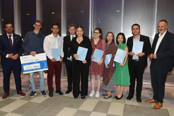 Gemeinsames Foto mit allen Geehrten sowie Landeshauptmann Hans Peter Doskozil.