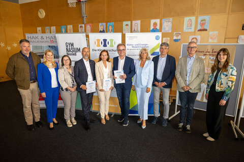 Johannes Ehrenfeldner (Direktor des Nationalpark Neusiedler See – Seewinkel), Bildungslandesrätin Daniela Winkler, LAbg. Margit Paul-Kientzl, Direktor Hannes Schmid (HAK Frauenkirchen), Direktorin Tanja Bayer-Felzmann (Gymnasium Neusiedl am See), Direktor Wolfgang Borbély (Klosterschule Neusiedl am See), Bürgermeisterin LAbg. Elisabeth Böhm, Werner Zwickl (Schulqualitätsmanager Bezirk Neusiedl am See), Robert Schitzhofer (Modellregionsmanager der Klima- und Energie-Modellregion „Neusiedler See - Seewinkel“) und Sophie Kampel (PPC -Kommunalkredit)