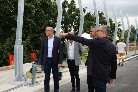 Infrastrukturlandesrat Heinrich Dorner und der Großhöfleiner Bürgermeister Heinz Heidenreich auf der Baustelle bei Großhöflein.