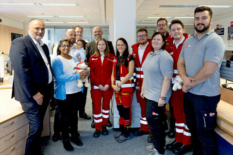 Landeshauptmann Hans Peter Doskozil bedankte sich gemeinsam mit Raphael, seinen Eltern Philipp und Marianne Jagschitz sowie LSZ-Leitstellenleiter Mario Promintzer und LSZ-Leiter Markus Halwax bei Notärztin Angelika De Abreu Santos, Sanitäter Martin Strobl und ihren Kolleginnen und Kollegen vom Roten Kreuz Mattersburg und der ÖAMTC-Flugrettung sowie den LSZ-Mitarbeitern Judith Pogatsch und Stefan Breithofer.