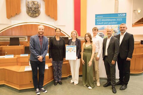 Auszeichnung für ein vorbildliches Projekt im Rahmen des VCÖ-Mobilitätspreises Burgenland für die BHAK/BHAS Frauenkirchen (v.r.n.l.) Landesrat Mag. Heinrich Dorner, Direktor Mag. Hannes Schmid, Oliver Pamer, Jana Presseller, Mag.a Christa Thell, DIin Judith Engel, MBA, MSc, MSc, Vorständin ÖBB-Infrastruktur AG, VCÖ-Experte Michael Schwendinger.