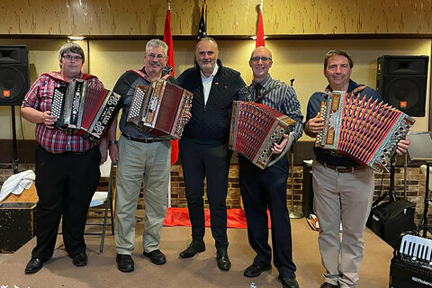 Landeshauptmann Mag. Hans Peter Doskozil mit dem Sängerbund der Burgenländischen Gemeinschaft in Coplay, Pennsylvania.