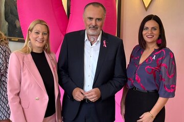 Frauenlandesrätin Daniela Winkler, Landeshauptmann Hans Peter Doskozil und Landtagspräsidentin Astrid Eisenkopf setzten beim Pink Ribbon Charity-Frühstück im Landhaus gemeinsam ein Zeichen für Brustkrebsvorsorge, Solidarität und die Unterstützung der Krebshilfe Burgenland.