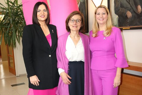 Landtagspräsidentin Astrid Eisenkopf, Andrea Konrad und Landesrätin Daniela Winkler.