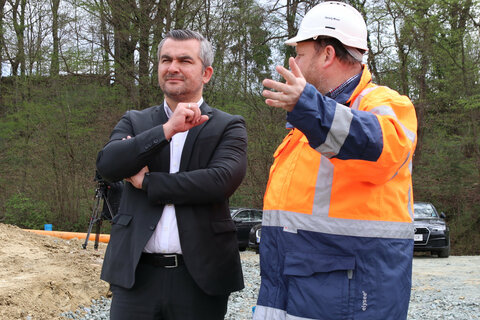 Verkehrslandesrat Heinrich Dorner mit Herwig Moser bei der Besichtigung der Baustelle