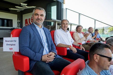 Landesrat Mag. Heinrich Dorner und Landesrat Dr. Leonhard Schneemann (v.l.) testeten die VIP-Sessel auf der neuen Tribüne des SC Pinkafeld.
