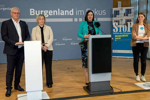 Eisenstadts Bürgermeister LAbg. Mag Thomas Steiner, Mattersburgs Bürgermeisterin LAbg. Claudia Schlager, die auch Obfrau des Vereins „Die Tür“ ist, Landeshauptmann-Stellvertreterin Mag.a Astrid Eisenkopf und Christina Kopf, MA MA, vom Verein AÖF - Autonome Österreichische Frauenhäuser und Gesamtkoordinatorin des Projekts „StoP - Stadtteile ohne Partnergewalt“, informierten über die Ausweitung des Projektes „StoP – Stadtteile ohne Partnergewalt“.