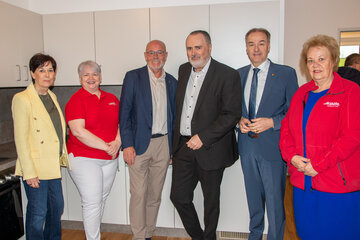 Gemeindevorständin Rosemarie Harter, Karin Csencsits, Pflegedienstleitung Volkshilfe Burgenland, Müllendorfs Bürgermeister Werner Huf, Landeshauptmann Mag. Hans Peter Doskozil, Soziallandesrat Dr. Leonhard Schneemann und Volkshilfe-Burgenland-Präsidentin Verena Dunst besichtigten sowohl die Tagesbetreuung als auch die Wohneinheiten für das Wohnen im Alter.